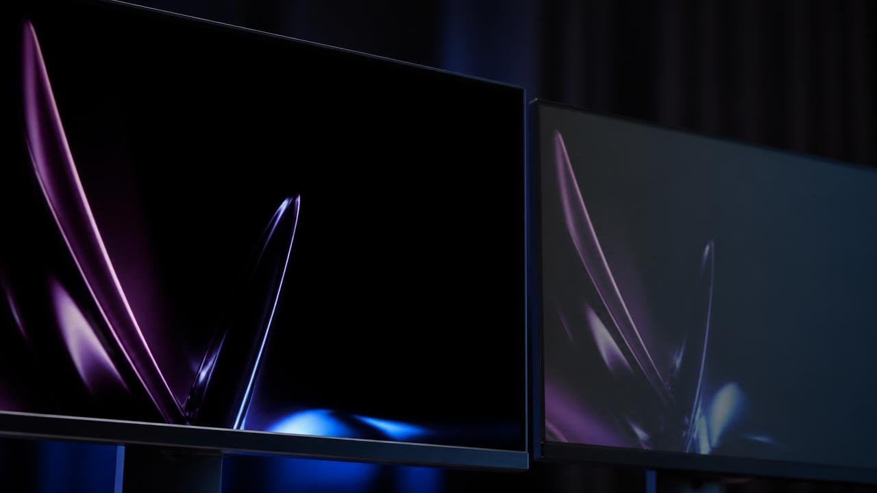 Comparação lado a lado entre um painel OLED com preto absoluto e um painel LCD tradicional exibindo o mesmo conteúdo